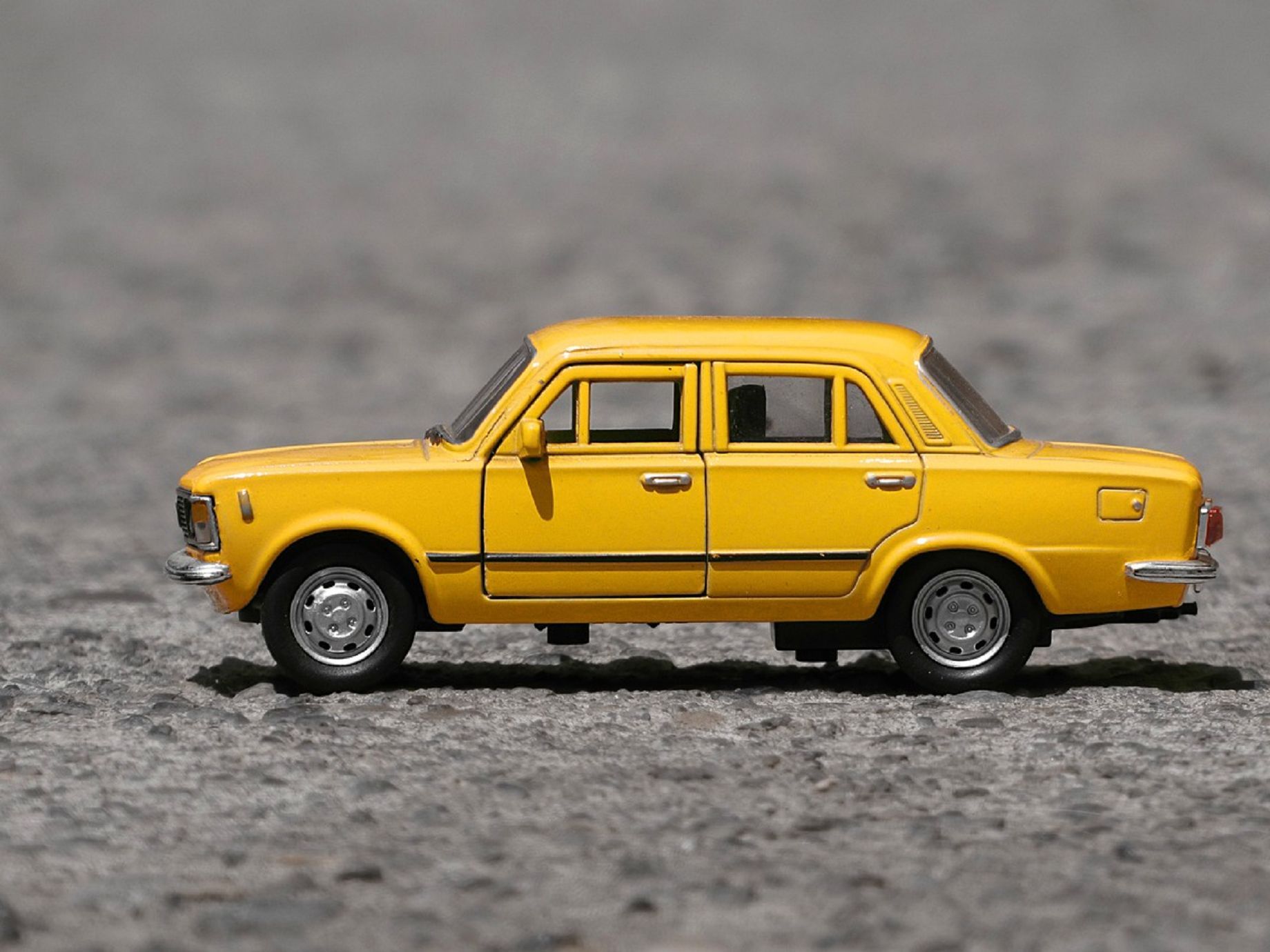 سيارة صفراء صغيرة